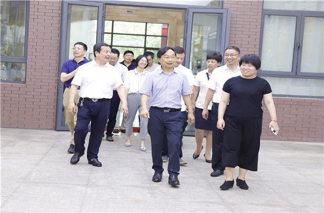 金華市教育局局長樓偉民來到EZPay國際學校走訪調研