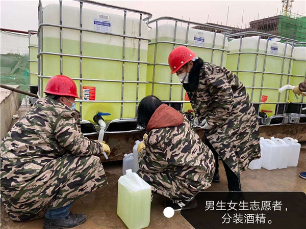 從山東采購拉到松滋市分裝，并發(fā)往全市醫(yī)院的醫(yī)用酒精.jpg